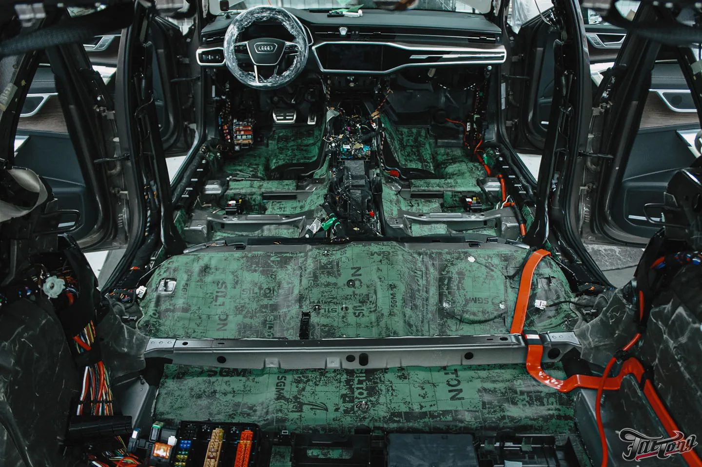 Комплексная шумоизоляция и перетяжка потолка в алькантару для Audi A6 Allroad